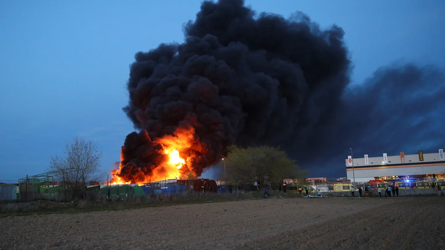 Arde un almacén de plásticos en el polígono de Tres Aguas de Alcorcón Arde un almacén de plásticos en el polígono de Tres Aguas de Alcorcón