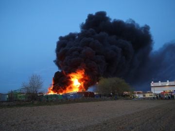 Arde un almacén de plásticos en el polígono de Tres Aguas de Alcorcón Arde un almacén de plásticos en el polígono de Tres Aguas de Alcorcón