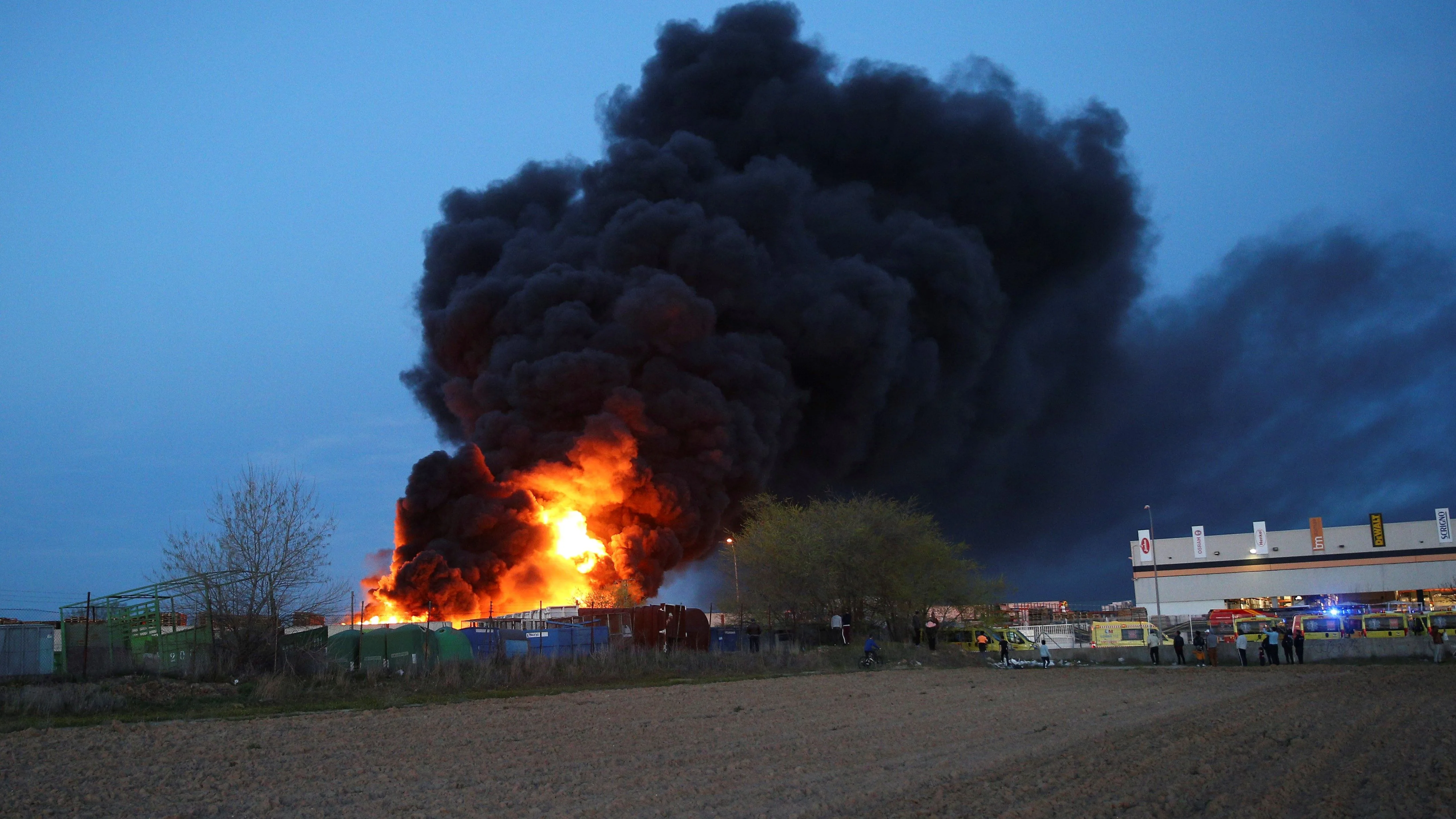 Arde un almacén de plásticos en el polígono de Tres Aguas de Alcorcón