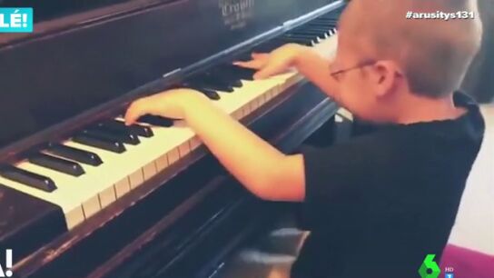 Un ni&ntilde;o con discapacidad sorprende a las redes tocando el piano al ritmo de Queen