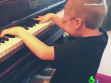 Un niño con discapacidad sorprende a las redes tocando el piano al ritmo de Queen
