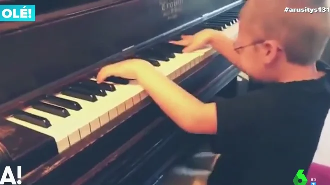 Un niño con discapacidad sorprende a las redes tocando el piano al ritmo de Queen