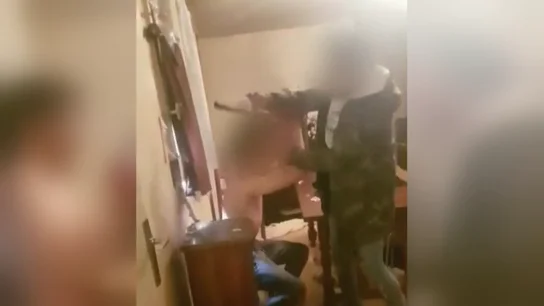 El macabro vídeo de la tortura y asesinato a cuchilladas a un joven en Lyon El macabro vídeo de la tortura y asesinato a cuchilladas a un joven en Lyon