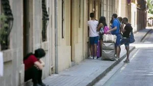 Turistas entrando en un piso de alquiler vacacional 