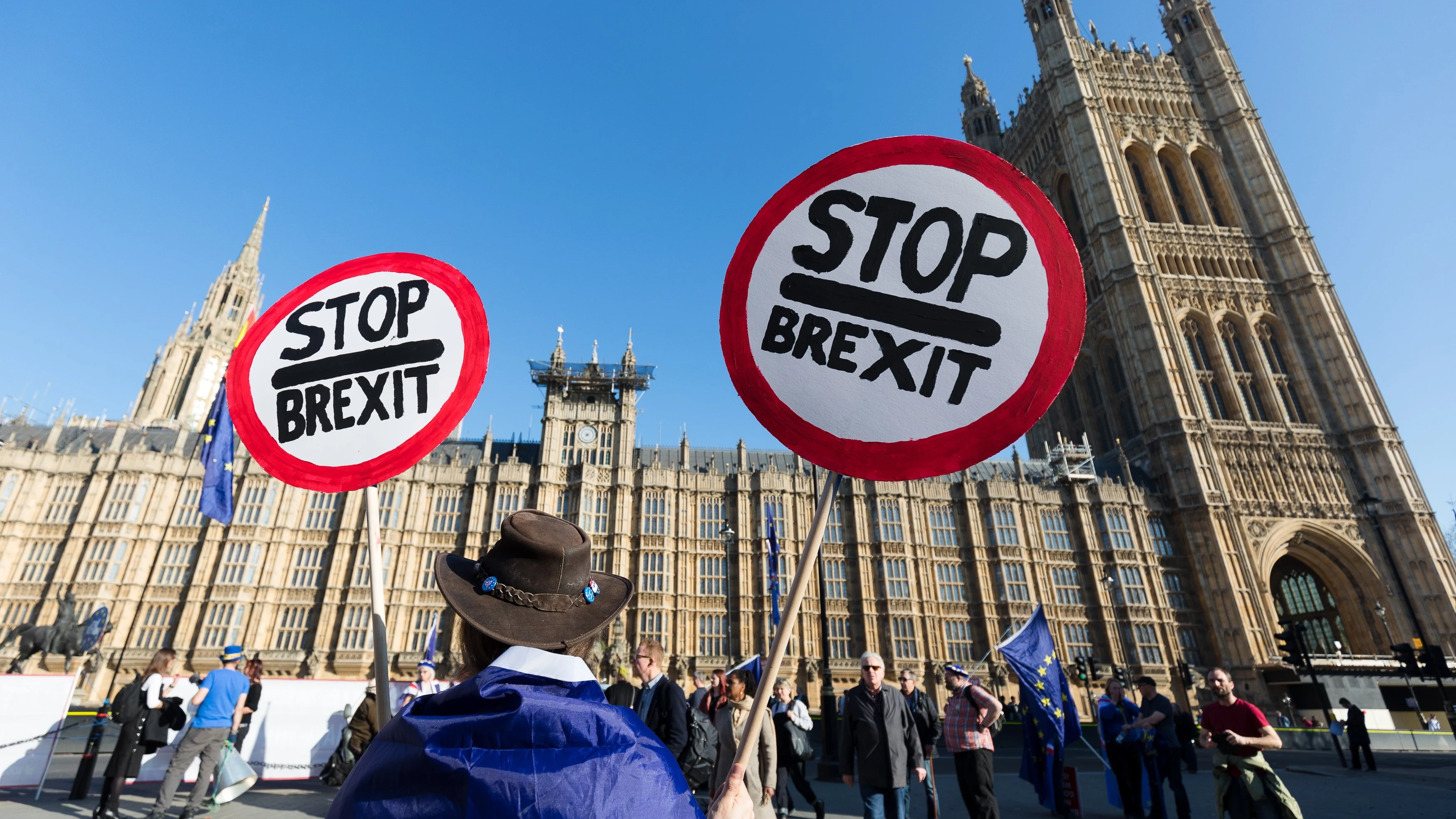 Un hombre se manifiesta contra el ''brexit'' durante una protesta en el exterior del Parlamento británico