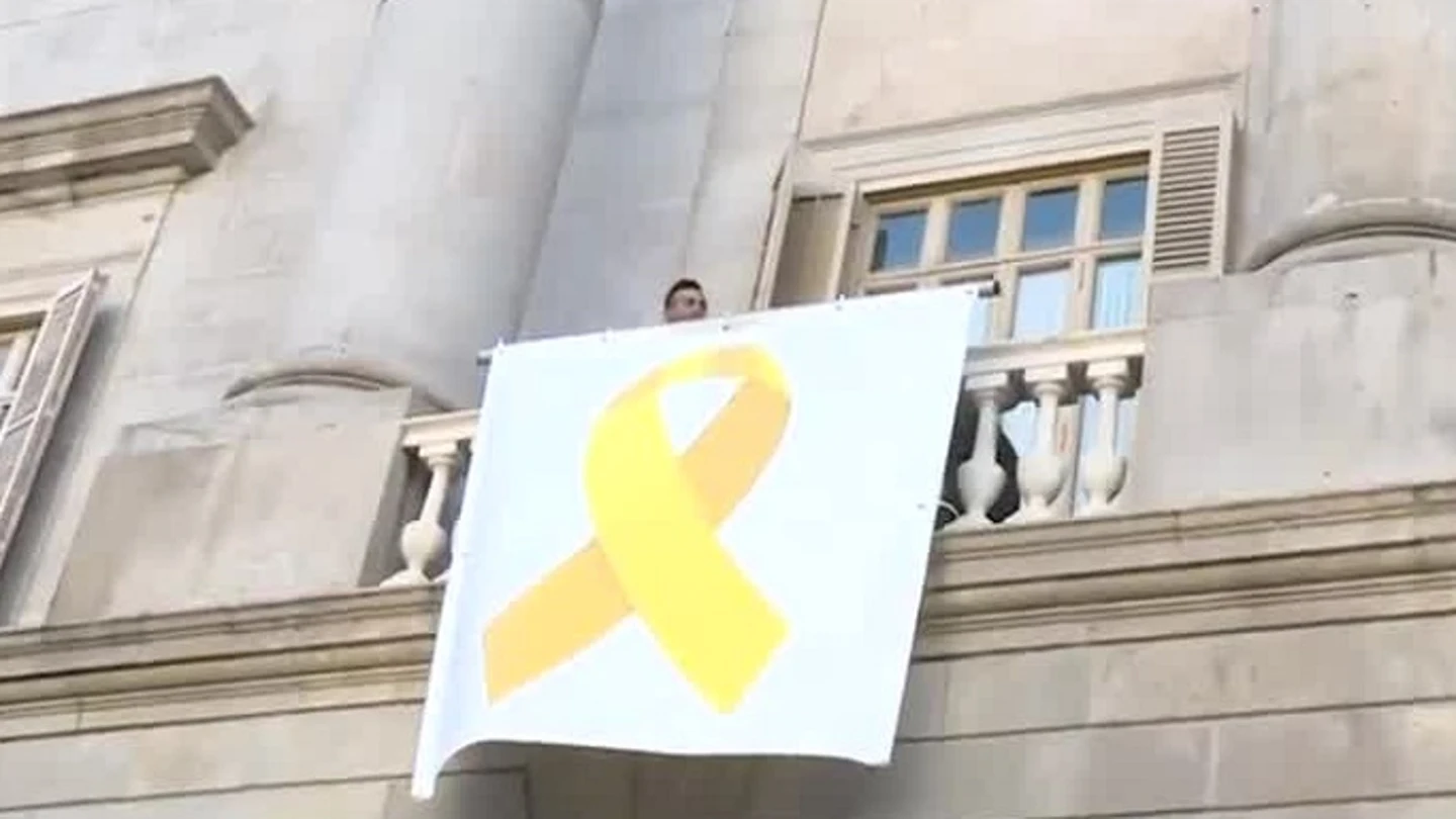 Lazo amarillo en el Ayuntamiento de Barcelona Lazo amarillo en el Ayuntamiento de Barcelona