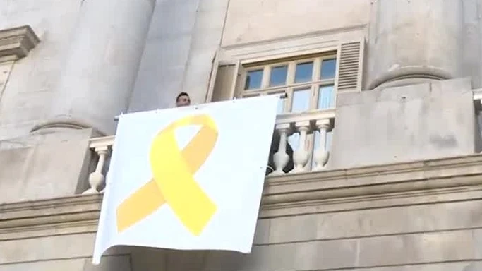 Lazo amarillo en el Ayuntamiento de Barcelona