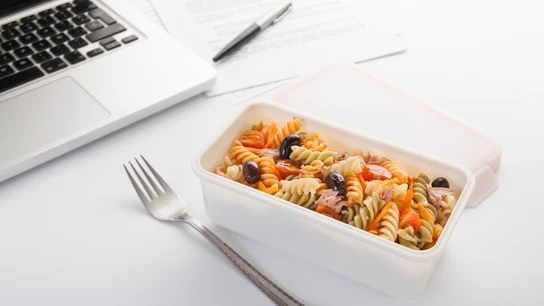 Ensalada de pasta en un tupper Ensalada de pasta en un tupper