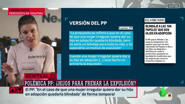 Lorena Baeza muestra el escrito del PP