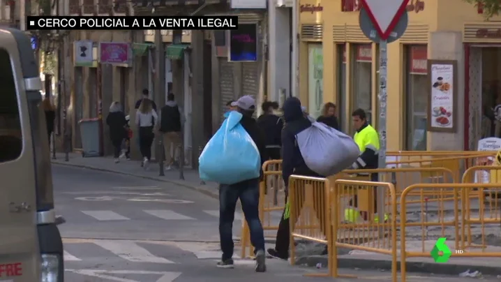 El peso del trabajo sobre la espalda y huyendo de Policía: ser mantero un año después de la muerte de Mbaye