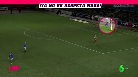 ¡Vaya descaro! El delantero le roba la cartera al portero para hacer gol ¡Vaya descaro! El delantero le roba la cartera al portero para hacer gol