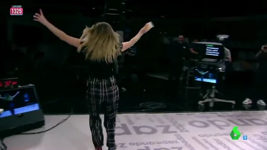 Anna Simon le 'roba' 50 euros a una chica del público tras tocarle en el sorteo de Zapeando Anna Simon le 'roba' 50 euros a una chica del público tras tocarle en el sorteo de Zapeando