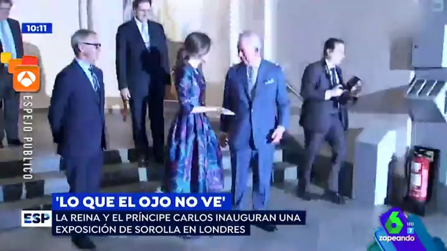 Así fue el encuentro entre la reina Letizia y el príncipe Carlos Llegó 20 minutos tarde y entre gritos de "guapa": así fue el encuentro entre la reina Letizia y el príncipe Carlos