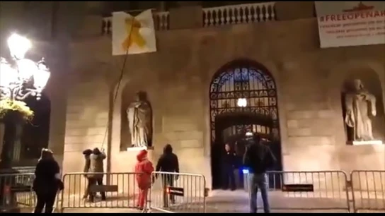 Un grupo de personas retiran el lazo amarillo del Ayuntamiento de Barcelona Un grupo de personas retiran el lazo amarillo del Ayuntamiento de Barcelona