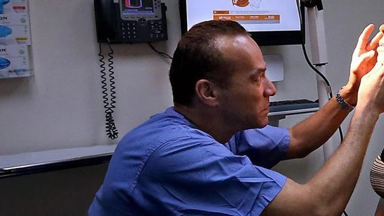 El doctor Christopher John Salgado en su consulta en 2017 El doctor Christopher John Salgado en su consulta en 2017