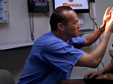 El doctor Christopher John Salgado en su consulta en 2017 El doctor Christopher John Salgado en su consulta en 2017