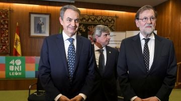  Los expresidentes del Gobierno José Luis Rodríguez Zapatero y Mariano Rajoy, junto con el rector de la ULe, Juan Francisco García Marín
