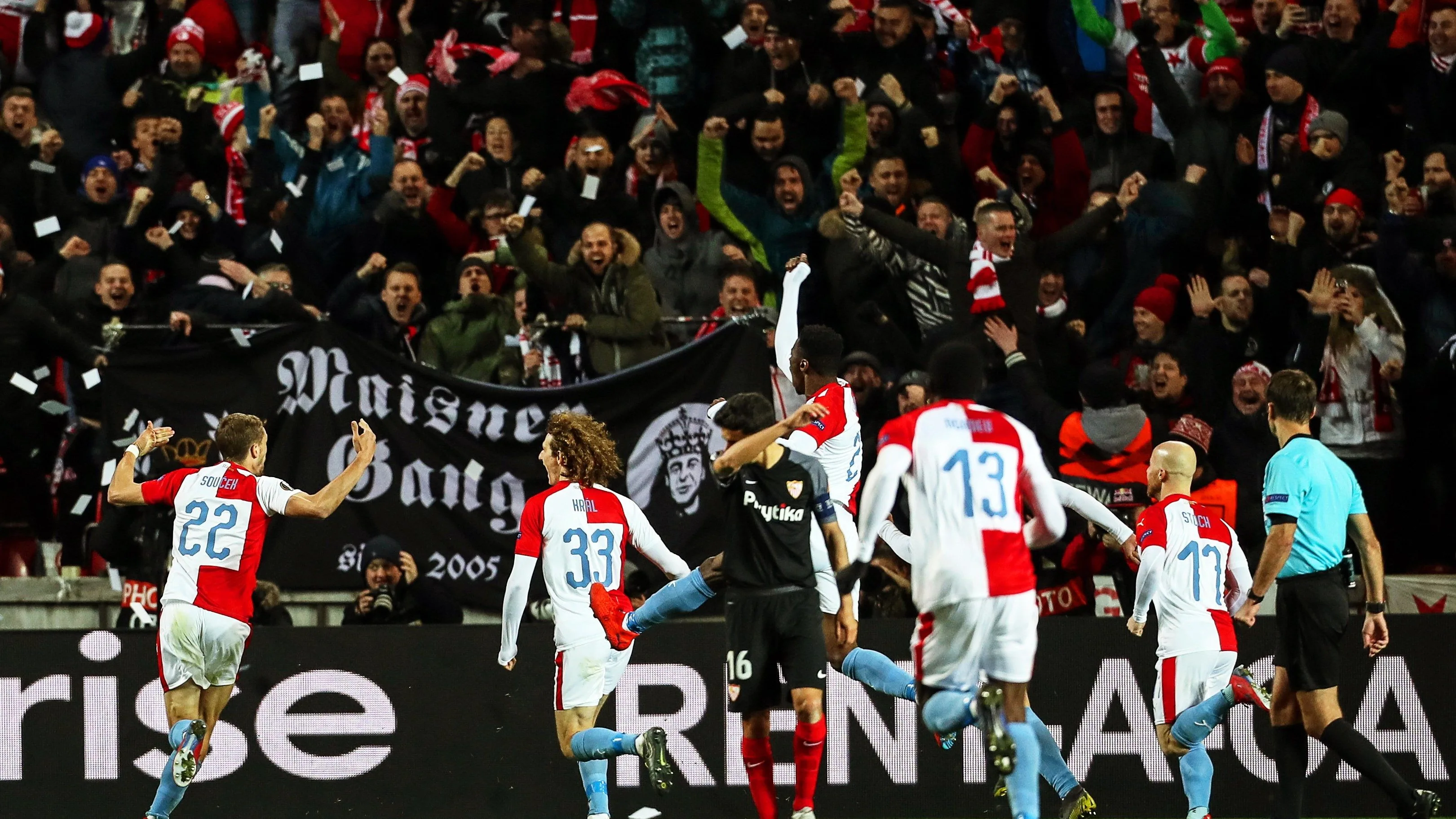 Los jugadores del Slavia de Praga celebran la victoria ante el Sevilla