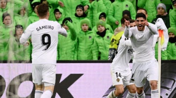 Guedes celebra su gol con el Valencia