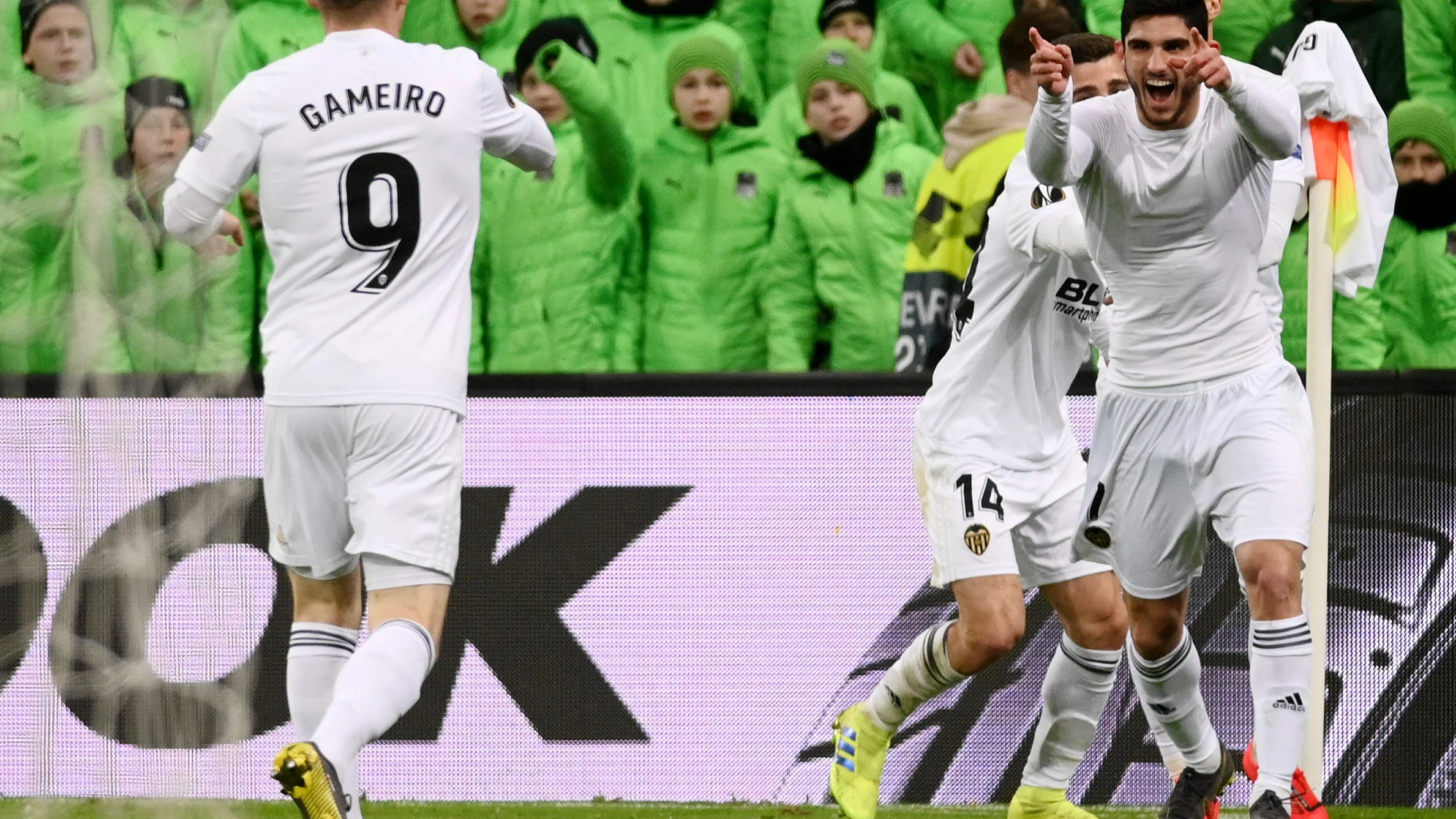 Guedes celebra su gol con el Valencia