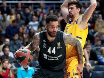 Jeffery Taylor entrando a canasta Jeffery Taylor entrando a canasta
