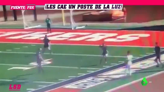 Duras imágenes: un poste de luz cae en pleno partido de fútbol y rompe una pierna al árbitro Duras imágenes: un poste de luz cae en pleno partido de fútbol y rompe una pierna al árbitro
