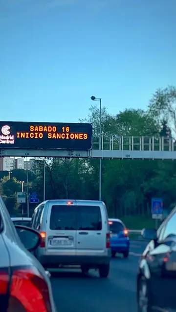 Pantalla con un aviso del comienzo de las sanciones en la M30 Pantalla con un aviso del comienzo de las sanciones en la M30