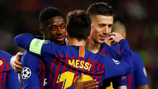 Dembelé se abraza a Messi en el choque contra el Lyon Dembelé se abraza a Messi en el choque contra el Lyon