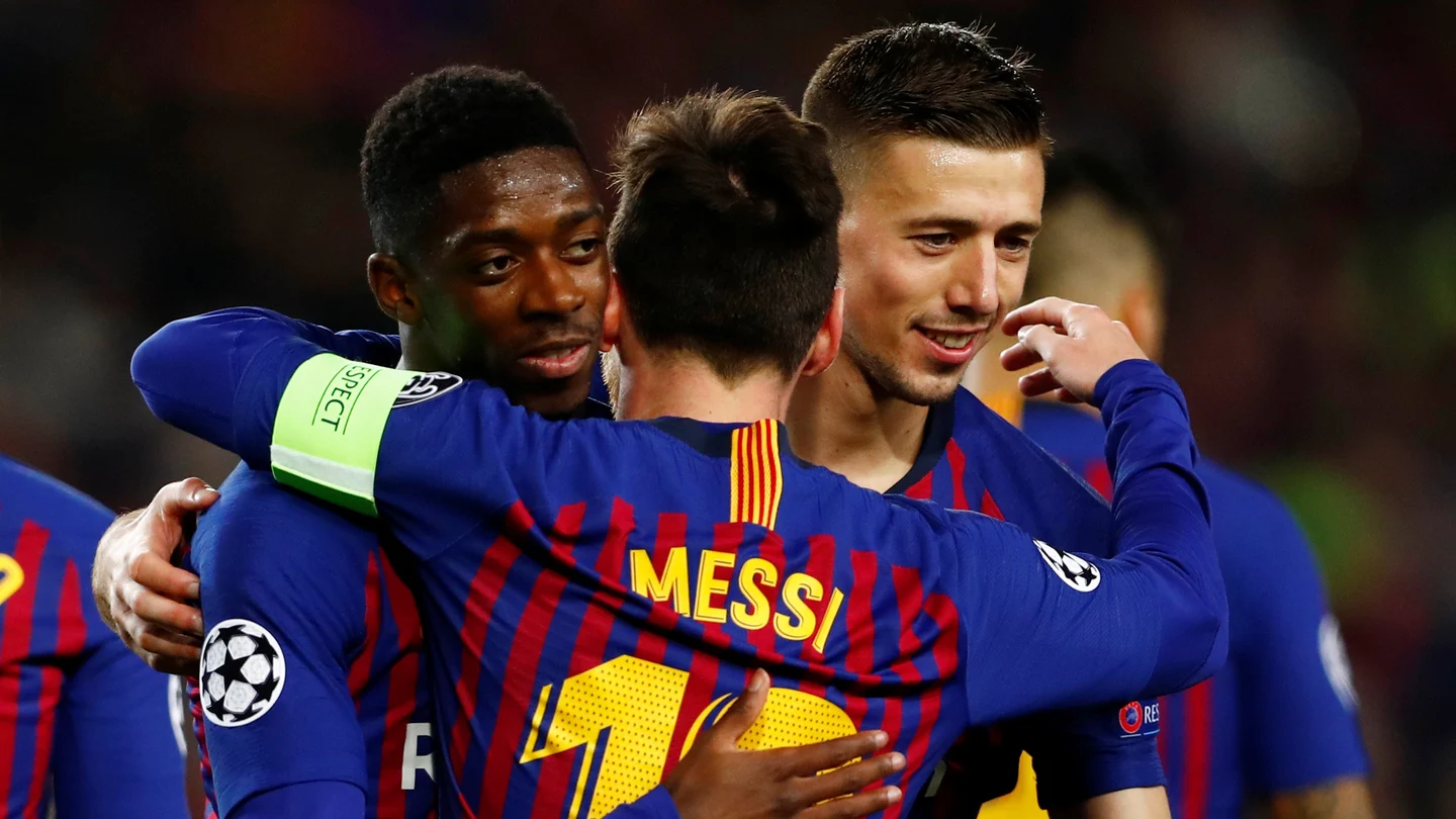 Dembelé se abraza a Messi en el choque contra el Lyon Dembelé se abraza a Messi en el choque contra el Lyon
