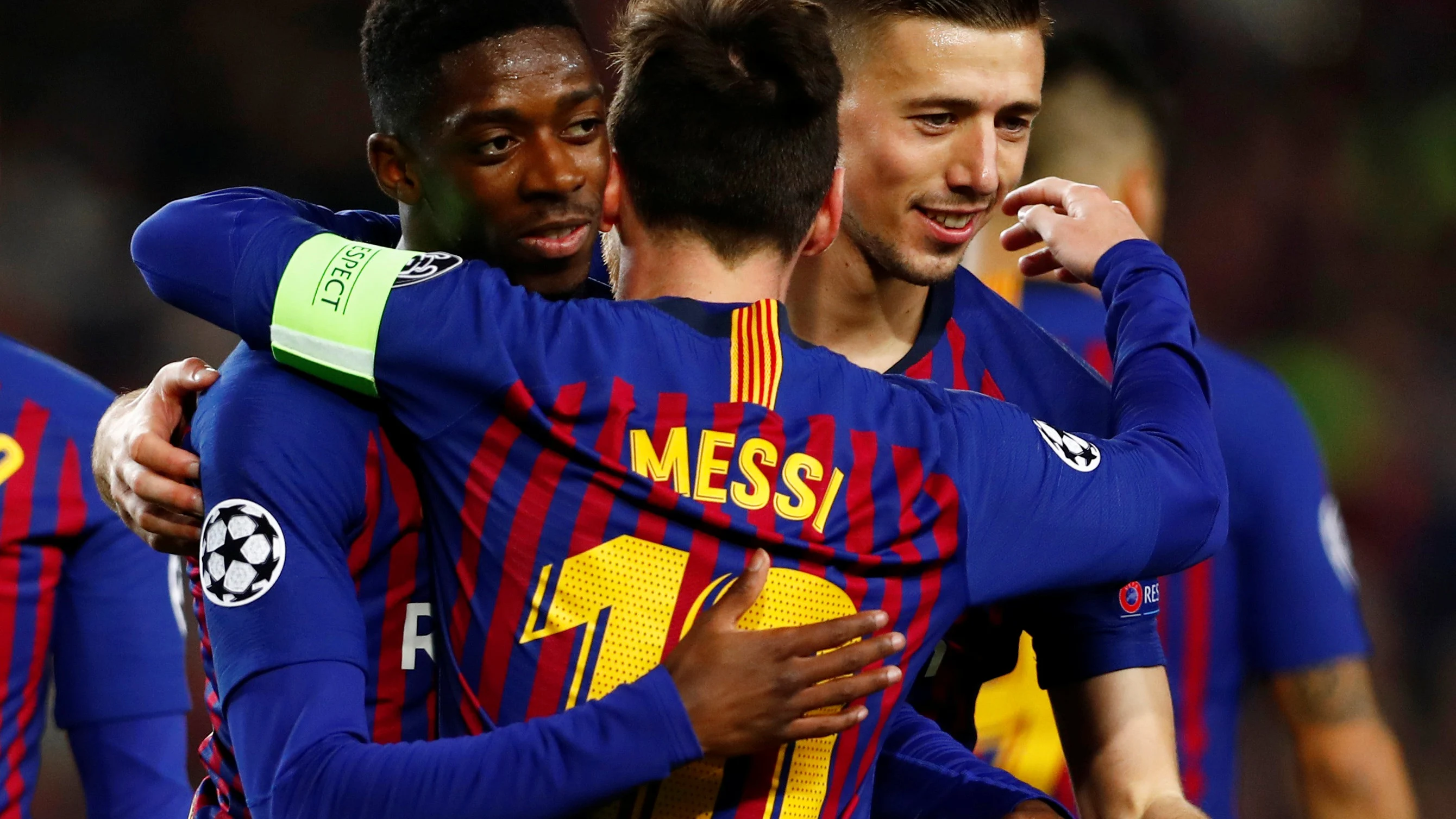 Dembelé se abraza a Messi en el choque contra el Lyon