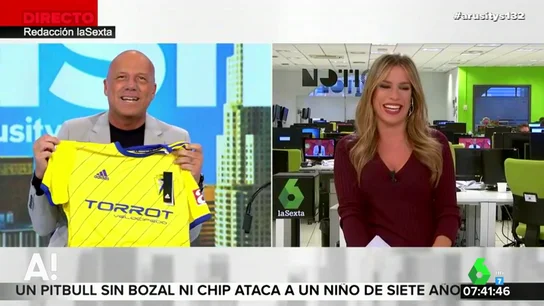 Alfonso Arús muestra el regalo del Cádiz CF: "Ya tengo la camiseta personalizada" Alfonso Arús muestra el regalo del Cádiz CF: "Ya tengo la camiseta personalizada"