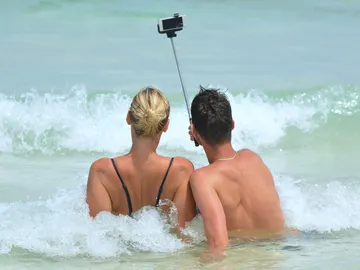 Dos jóvenes se hacen un selfi Dos jóvenes se hacen un selfi