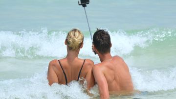 Dos jóvenes se hacen un selfi Dos jóvenes se hacen un selfi