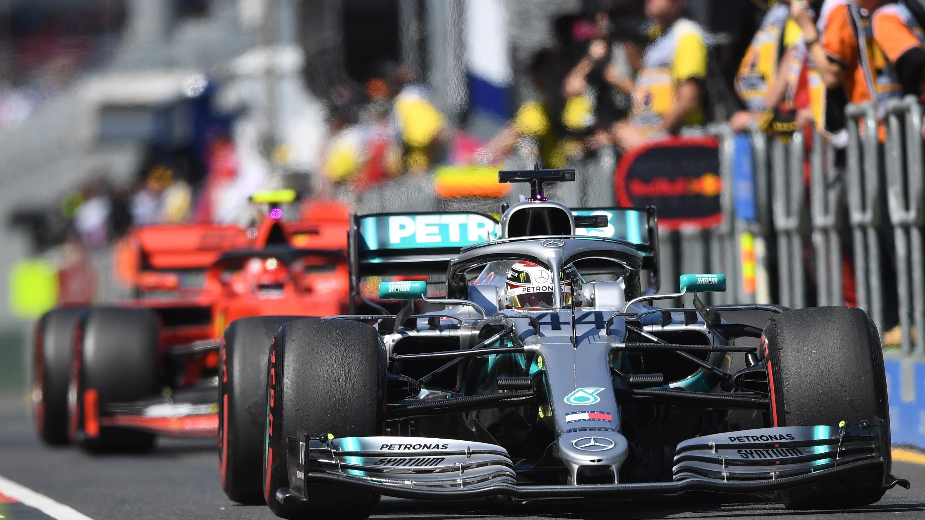 Lewis Hamilton sale al circuito de Albert Park