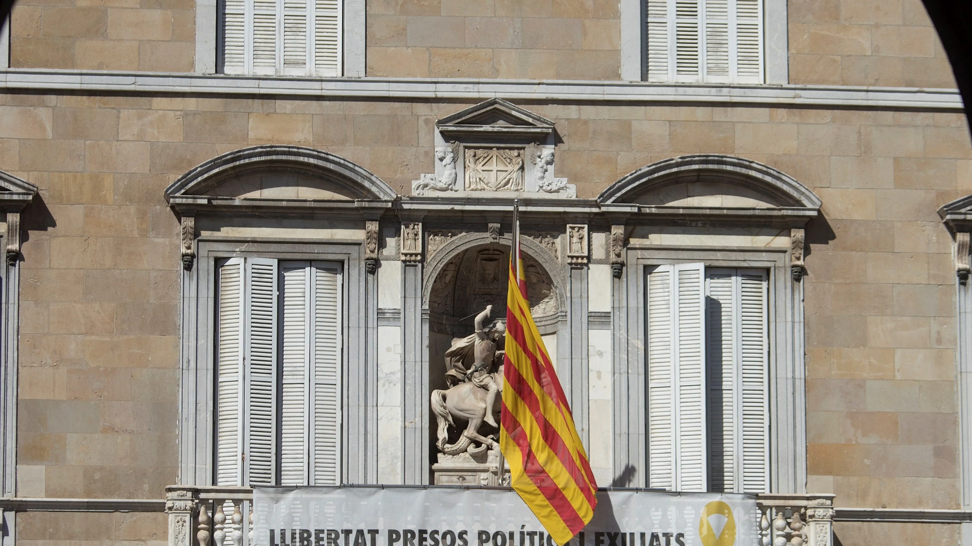 Edificios públicos de la Generalitat con lazos amarillos