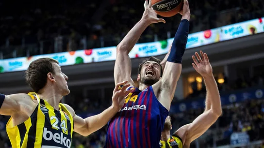Ante Tomic lanza a canasta ante la defensa turca Ante Tomic lanza a canasta ante la defensa turca