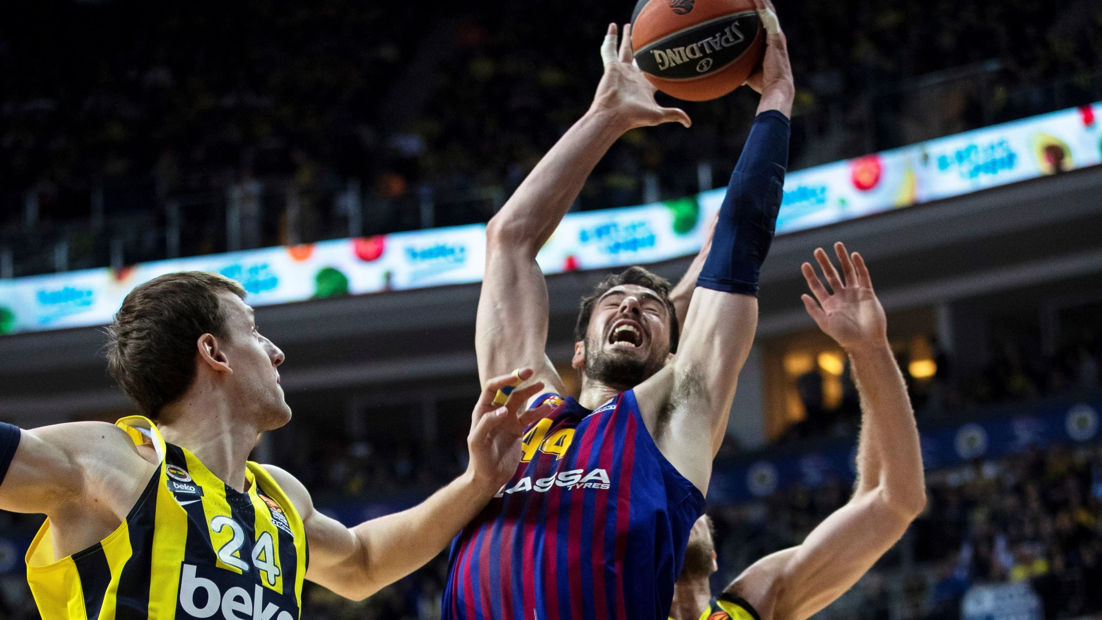 Ante Tomic lanza a canasta ante la defensa turca