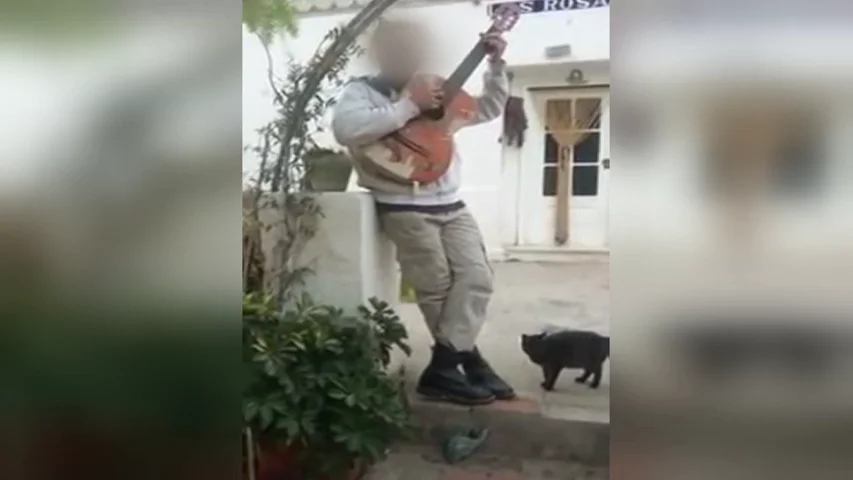 El vídeo del padre de los niños asesinados en Godella cantando con la guitarra: "La magia está en el no pecar"