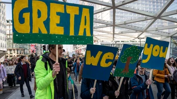 Participantes de una manifestación contra el cambio climático en Bruselas portan pancartas de apoyo a Greta Thunberg 