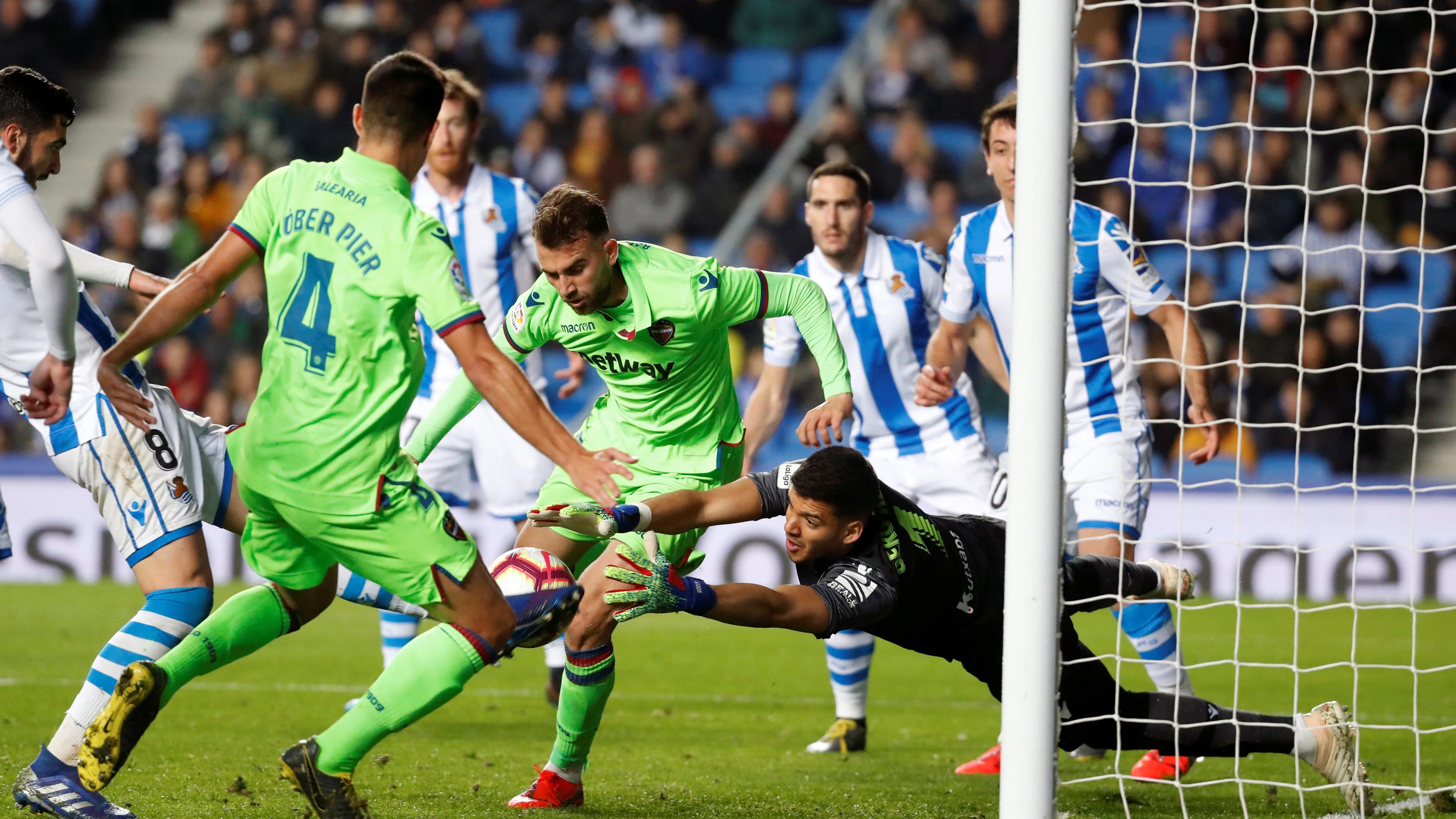 Gerónimo Rulli , en acción ante Borja Mayoral