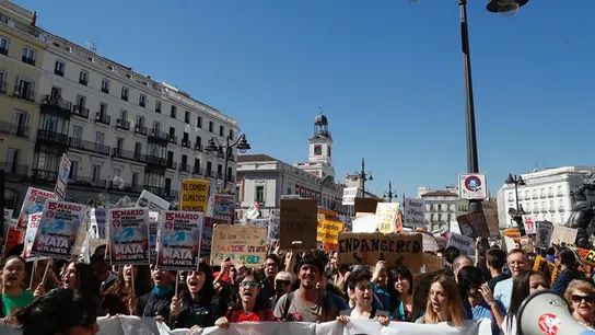 Estudiantes exigen medidas contra el cambio climático en la Puerta del Sol Estudiantes exigen medidas contra el cambio climático en la Puerta del Sol