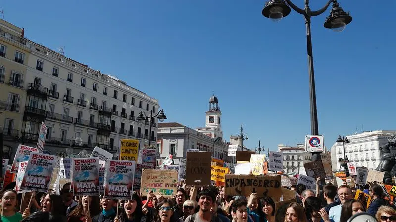 Estudiantes exigen medidas contra el cambio climático en la Puerta del Sol