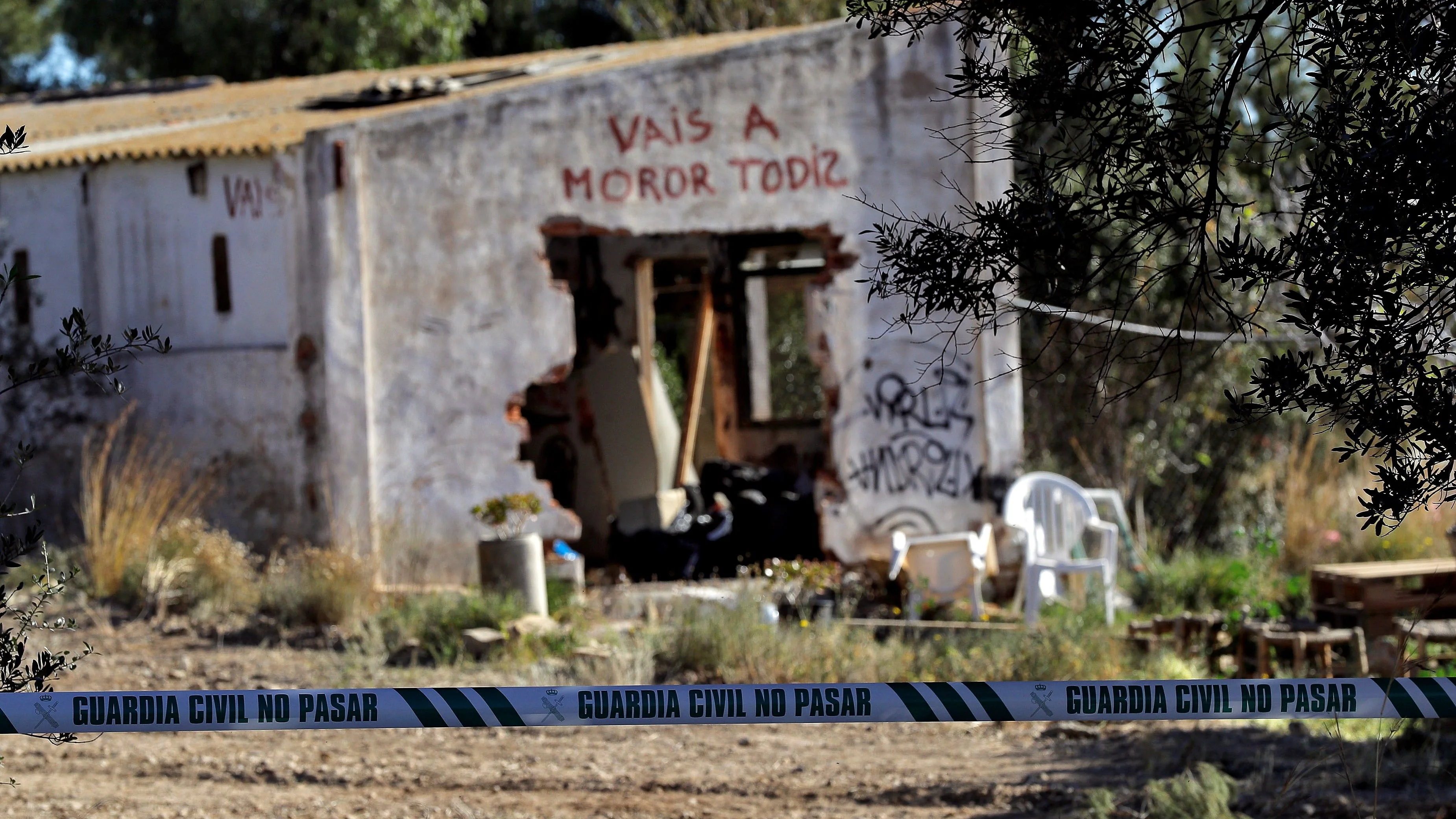 Agentes de la Policía Científica de la Guardia Civil investigan la muerte de los niños