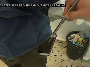 Valencia se blinda ante los carteristas en Fallas: estos son los métodos que utilizan en las aglomeriaciones Valencia se blinda ante los carteristas en Fallas: estos son los métodos que utilizan en las aglomeriaciones
