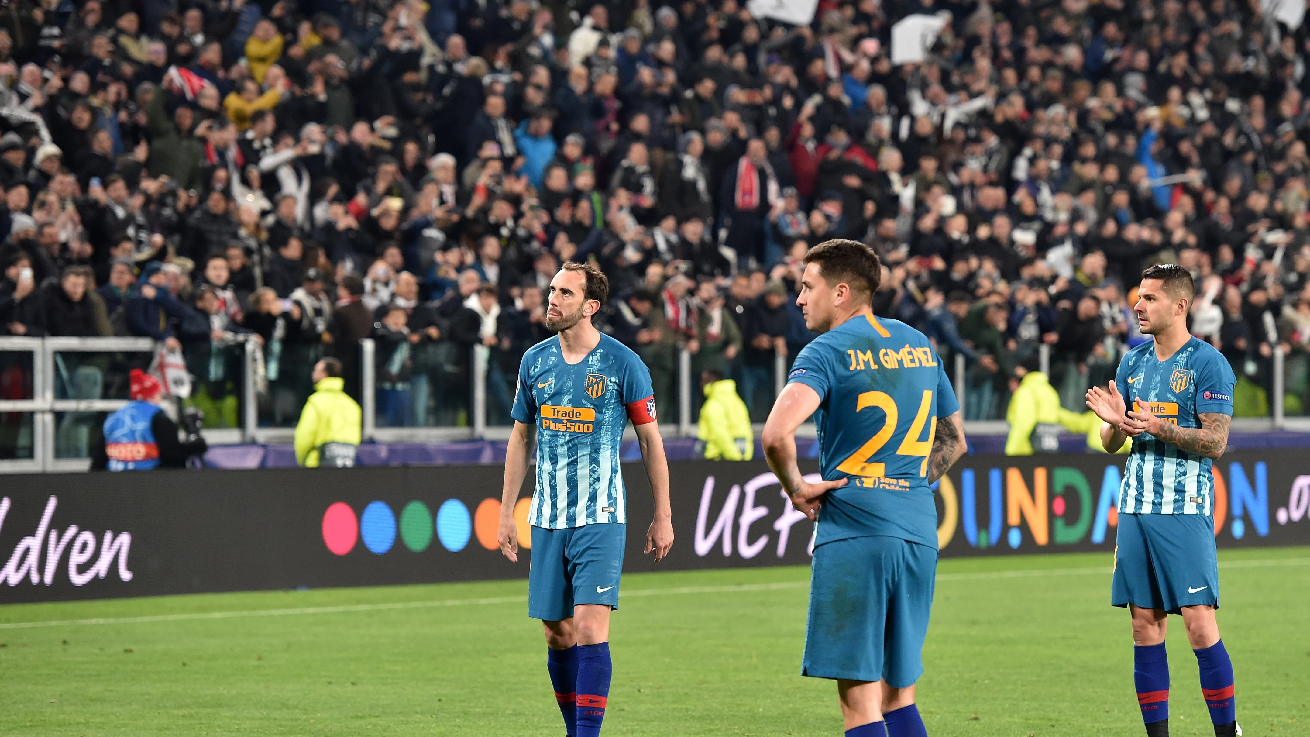 Los jugadores del Atlético hundidos tras la eliminación Los jugadores del Atlético hundidos tras la eliminación