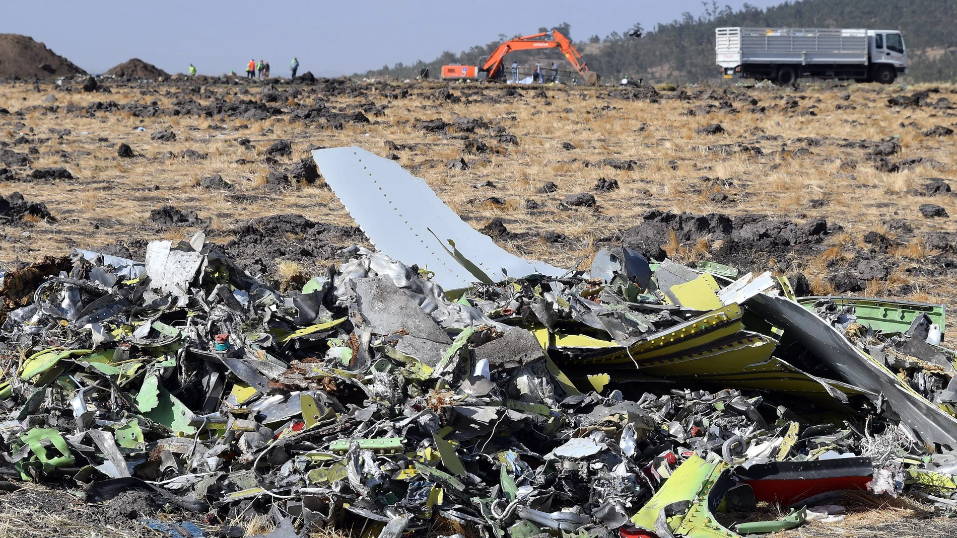 Restos del fuselaje del avión Boeing 737 MAX 8 de Ethiopian Airlines