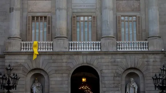 Un lazo amarillo en el balcón de la fachada del Ayuntamiento de Barcelona Un lazo amarillo en el balcón de la fachada del Ayuntamiento de Barcelona
