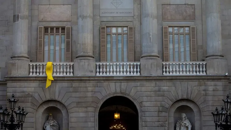 Un lazo amarillo en el balcón de la fachada del Ayuntamiento de Barcelona