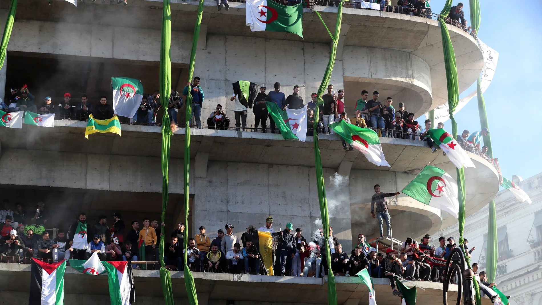 Manifestantes argelinos protestan contra el presidente Buteflika