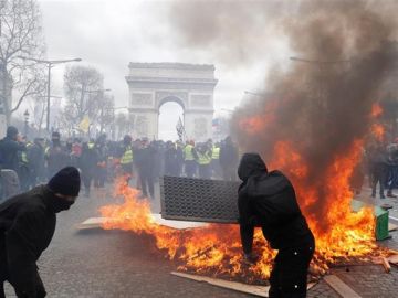 Manifestantes de los 'chalecos amarillos' queman contenedores en París Manifestantes de los 'chalecos amarillos' queman contenedores en París
